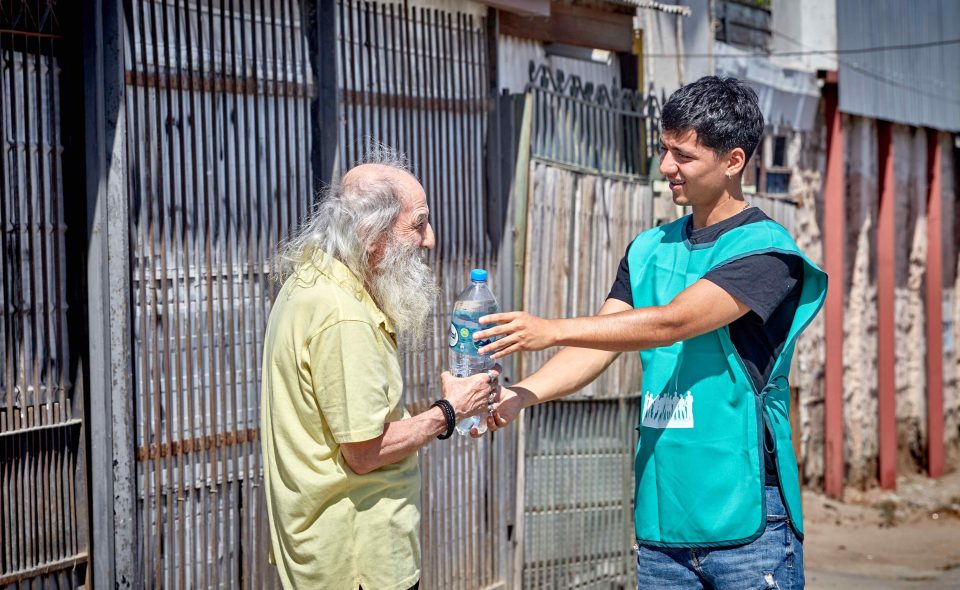 Agua para personas mayores