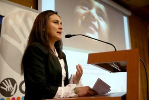 Santiago, 14 de Octubre 2014. En la Facultad de Ciencias de Educación de la Universidad Central, se realizó el Lanzamiento del Libro “La Reintegración Educativa: los colegios de segunda oportunidad como vía de restauración del derecho a la educación”, que elaboró el Centro de Estudios de la Niñez (CEN) de la Corporación Opción, Fundación Educacional Súmate y la Universidad Central. El objetivo del Libro es analizar el complejo pero satisfactorio camino que recorren los y las estudiantes que han abandonado el sistema escolar, hasta que se reinsertan en las llamadas “escuelas de segunda oportunidad”. La actividad contó con la presencia de más de 120 personas, junto con la participación de Sergio Vivanco, Director del CEN, José Luis Reyes, decano de la Facultad de Educación y la directora ejecutiva de Súmate, Liliana Cortés. AGENCIA BLACKOUT