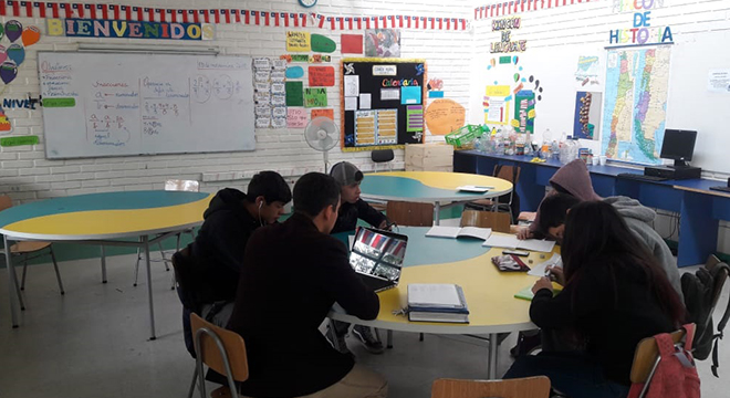Aulas del futuro: Escuela de Lota se luce con su mobiliario flexible