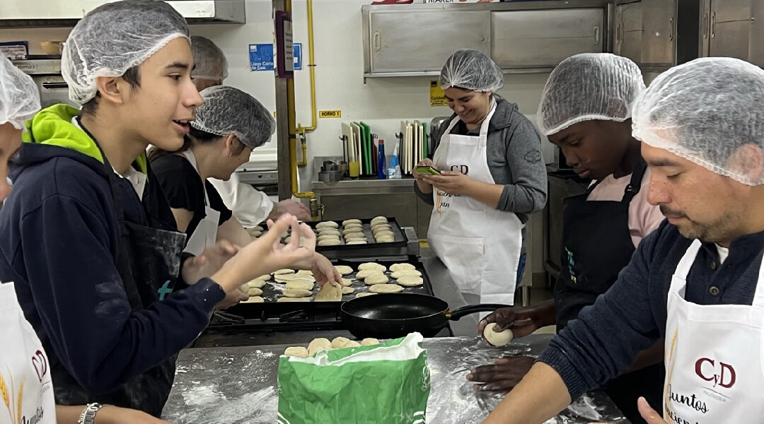 ¡Hagamos pan! Voluntarios de la empresa CyD compartieron con jóvenes de Súmate.