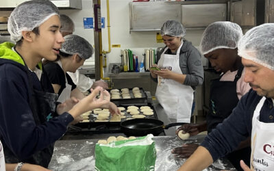 ¡Hagamos pan! Voluntarios de la empresa CyD compartieron con jóvenes de Súmate.