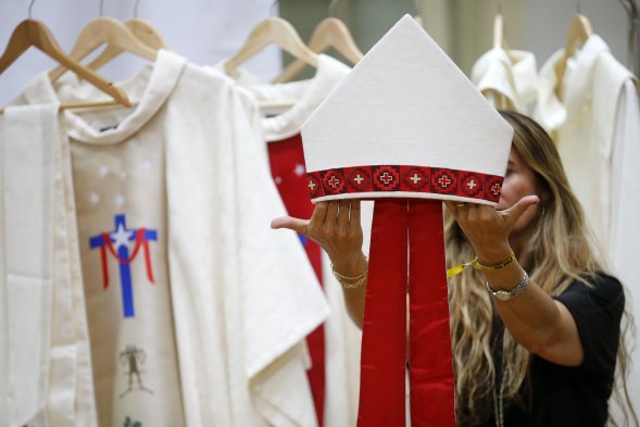 Así serán los ornamentos que utilizará el Papa en Chile - Hogar de Cristo