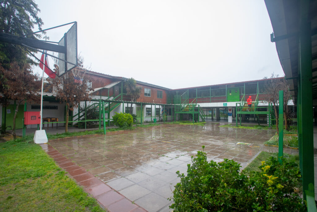 El patio de la Escuela Padre Hurtado en un día de lluvia torrencial en septiembre. 