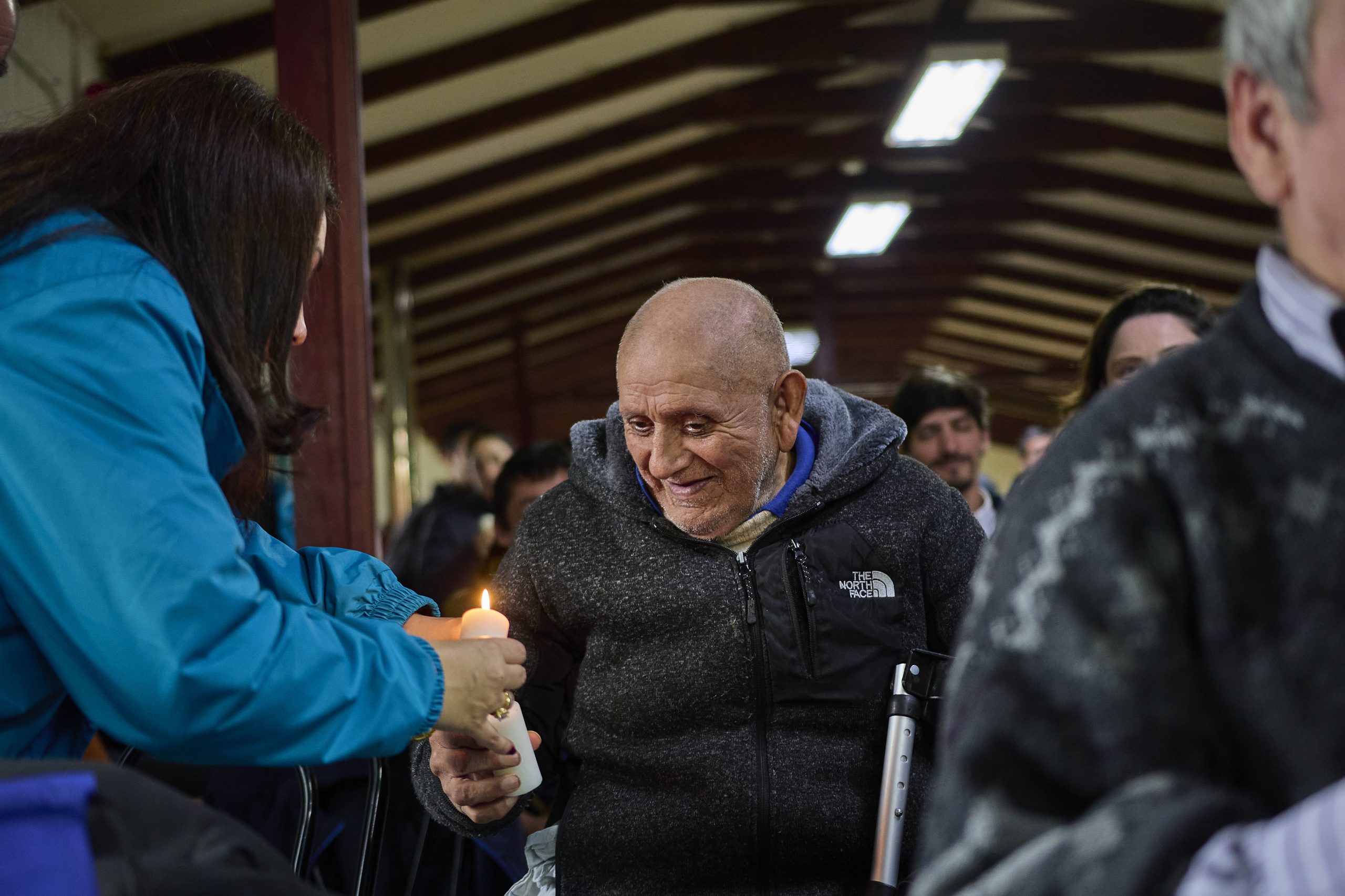 En la ceremonia de renovación del convenio, se encendieron luces que simbolizan la luz que inspira al voluntariado Telsur