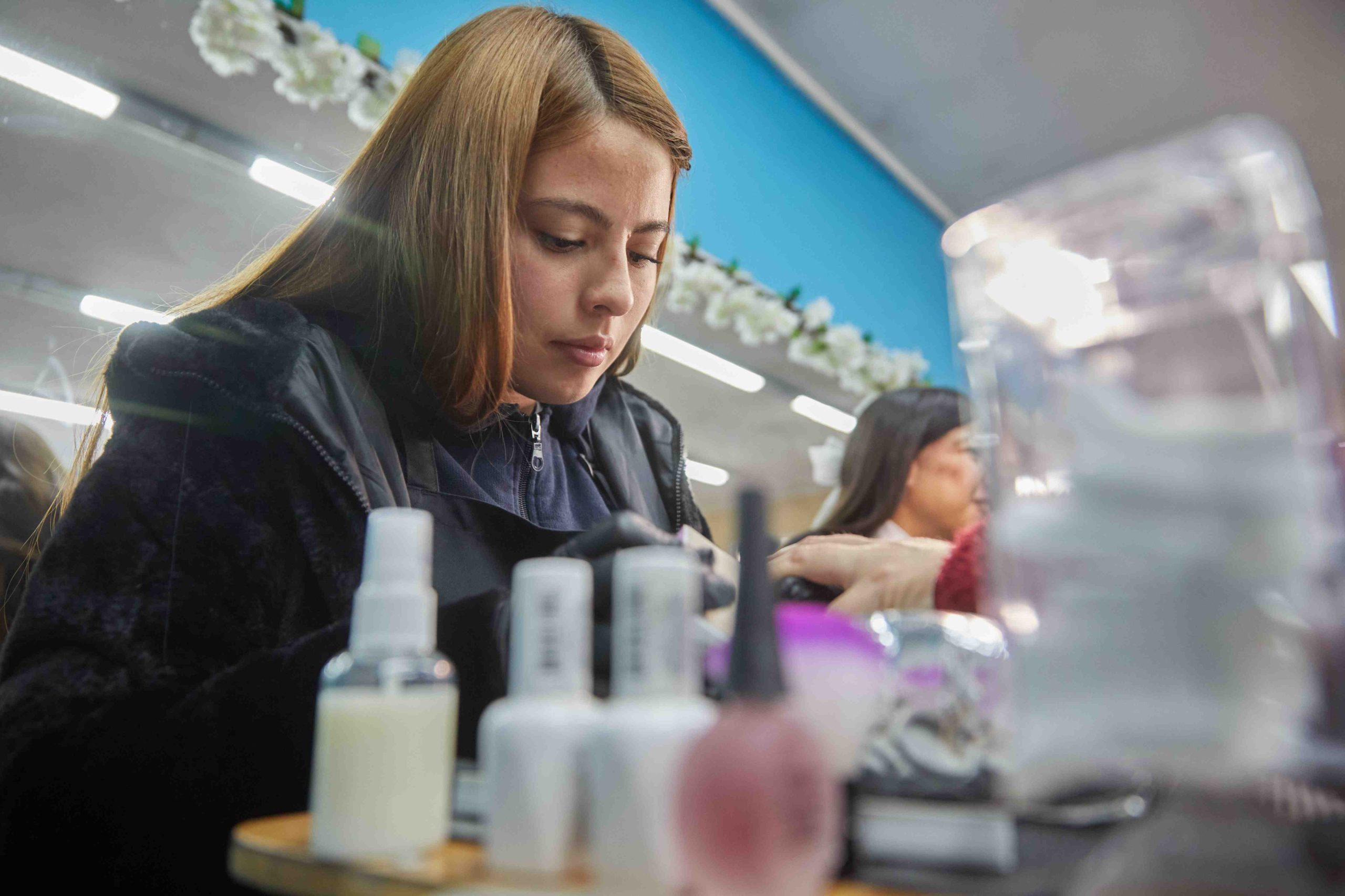 Sayen en pleno trabajo de manicure en la muestra de oficios en el Colegio Álvaro Lavín Fundación Súmate. 