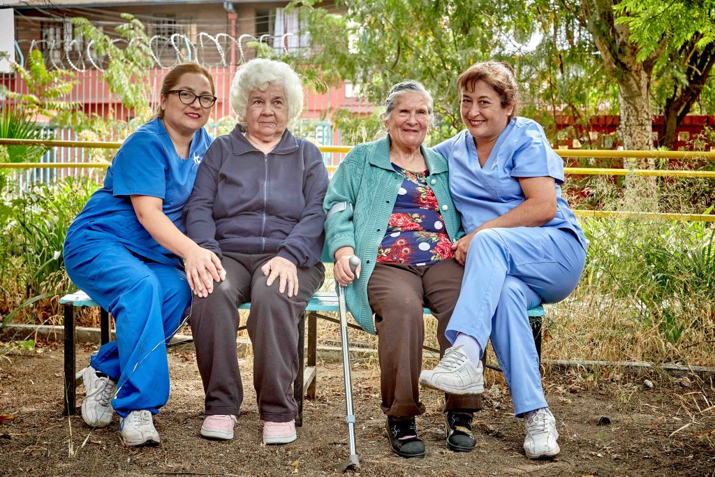 Para 2050 un tercio de los chilenos tendrá más de 60 años. En esa foto predominan las mujeres, con menos ingresos y más dificultades de movilidad.