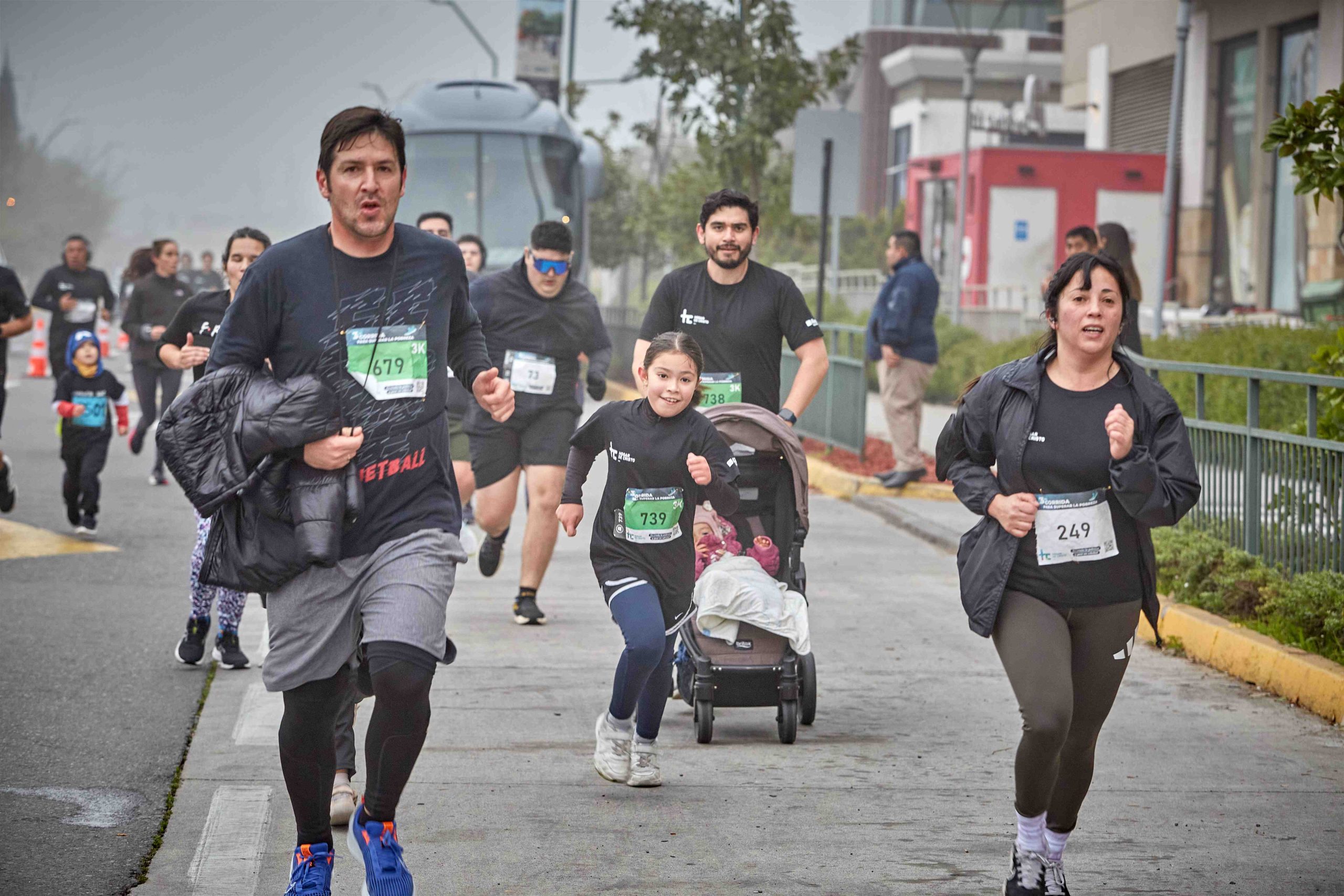 La corrida familiar del Hogar de Cristo se caracteriza porque su meta es única: correr para superar la pobreza. 