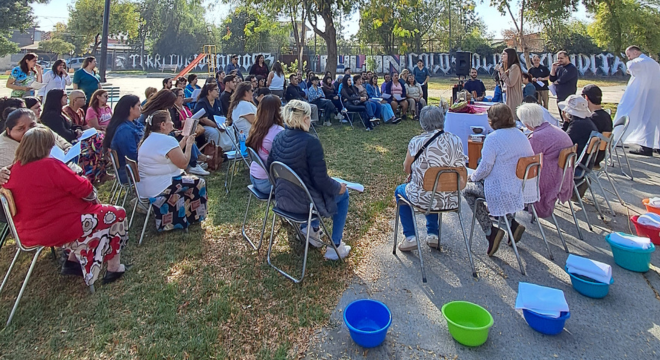 Comunidad del Hogar de Cristo reunida en el tradicional rito del lavado de pies