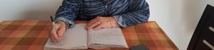 Alfabetizar a sus pares: La misión de una profesora de 87 años