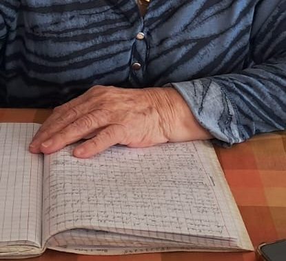 Alfabetizar a sus pares: La misión de una profesora de 87 años
