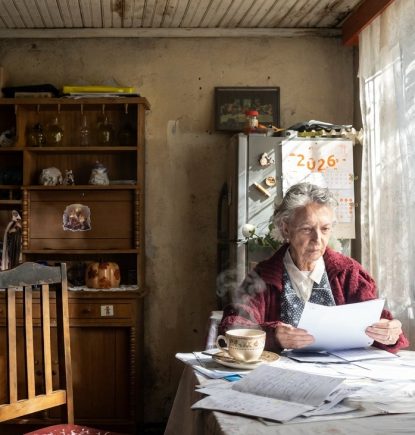 La vejez invisible: Campaña alerta sobre pobreza y soledad en Chile
