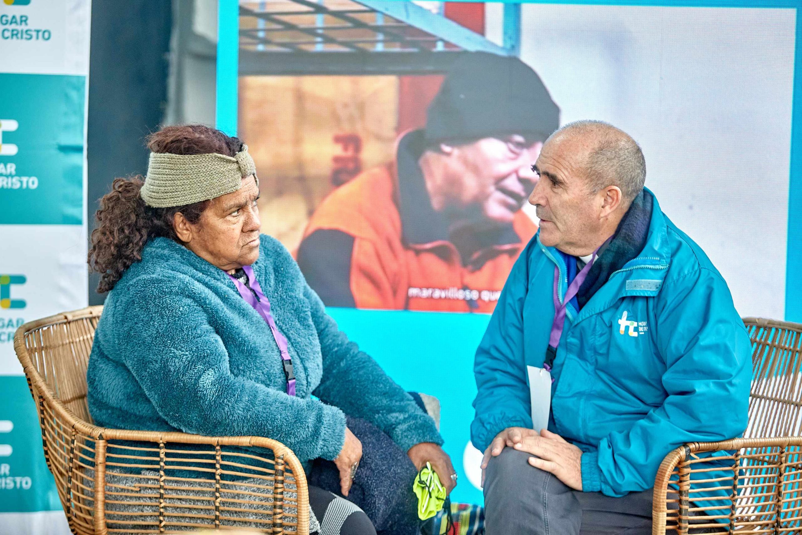 una persona en situación de calle en el servicio espiritual del Hogar de Cristo con el padre Claudio Barriga