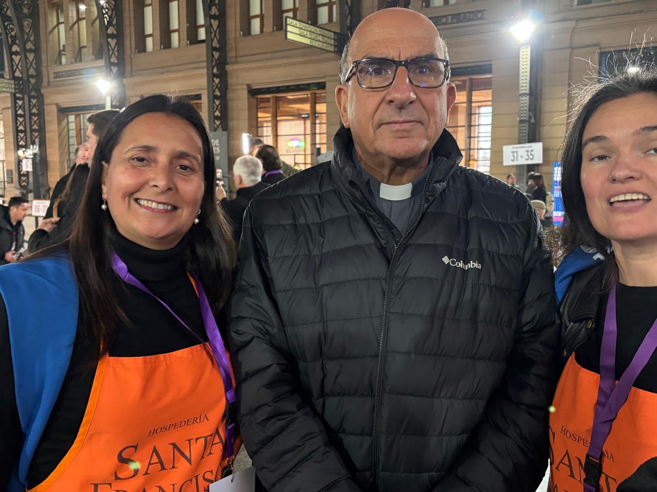 Elizabeth Maturana, el Arzobispo de Santiago Cardenal Fernando Chomalí y Cecilia Saldías, voluntarias de Hospedería Santa Francisca Romana.