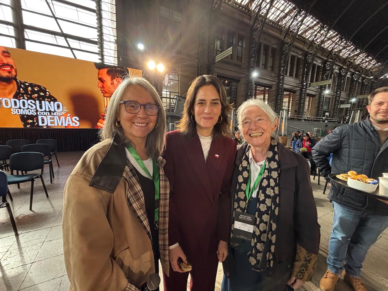 Alejandra Pizarro , directora de la COS, condujo el 3x. Esta con la ministra María Jesús Wulf y la religiosa Karoline Meyer