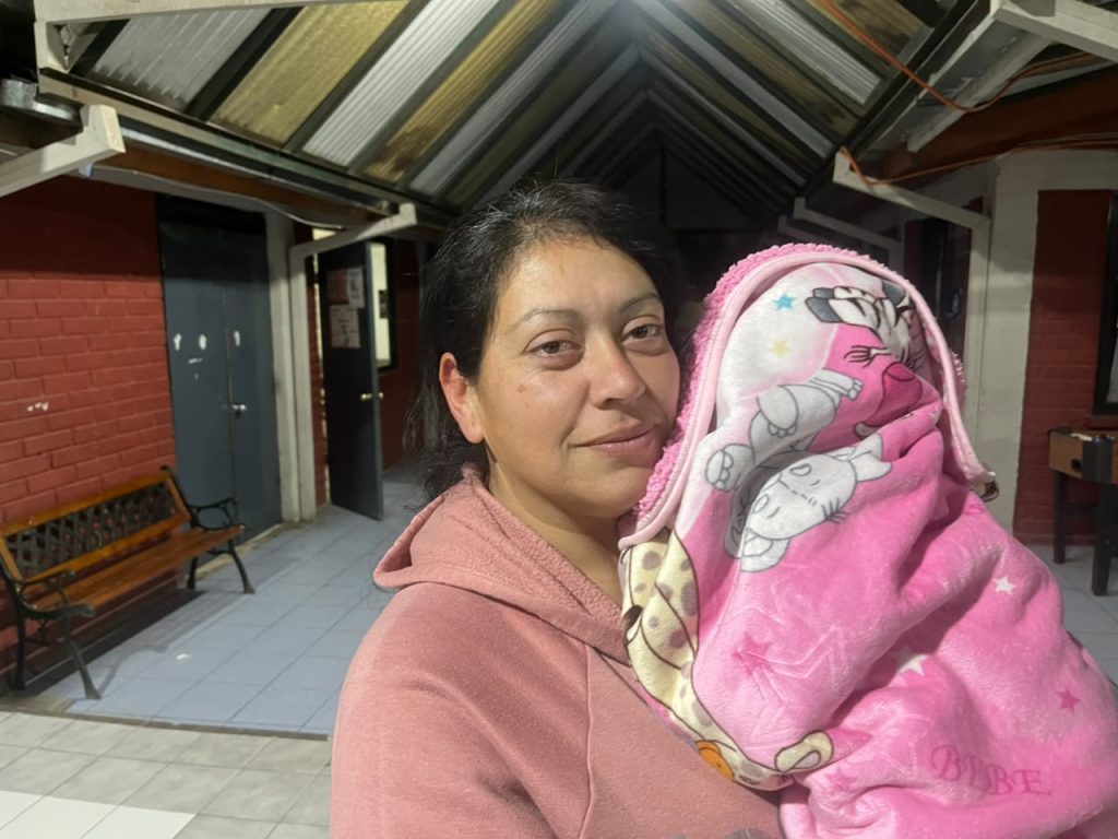 Estefanny y su hija en la Residencia Familiar Cardenal Raúl Silva
