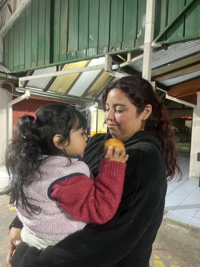 Laura y su hija en la Residencia Familiar Cardenal Raúl Silva Henríquez