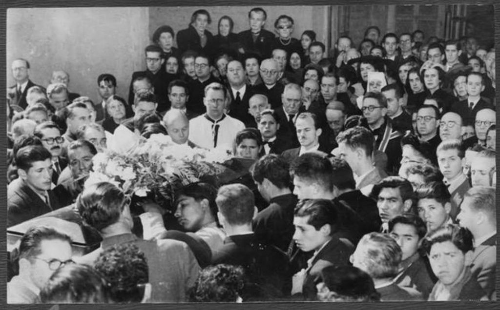 Funeral de San Alberto Hurtado a mediados de agosto de 1952 en Santiago de Chile 