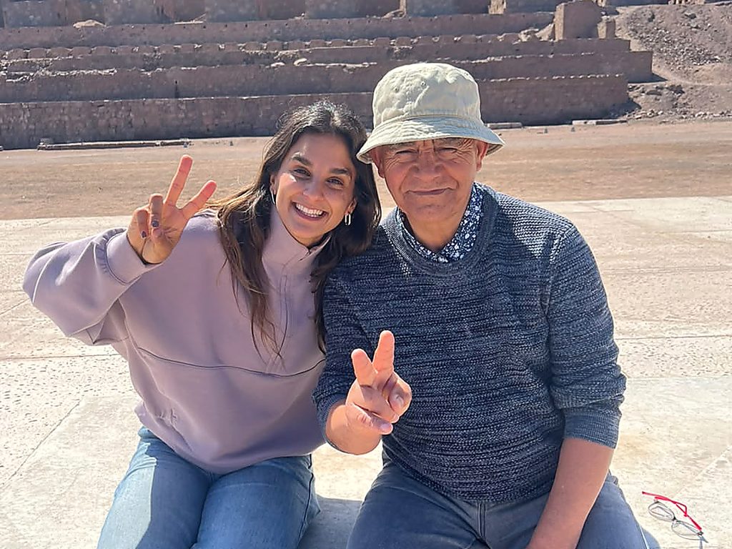 Israel junto a la reconocida deportista, Manuela Urroz, en las Ruinas de Huanchaca.