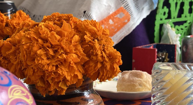 Su color naranja y aroma ayudan a las almas a encontrar el camino hacia su ofrenda.