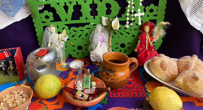 Acá están los vivos que rezan por los muertos y los muertos que rezan por los vivos