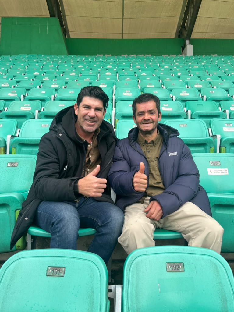 Sergio Marín junto a Marcelo Salas, el Matador, en las graderías del Estadio Germpan Becker.