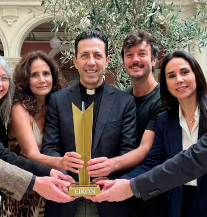 La IA de Alberto Hurtado gana premio Eikon de Oro
